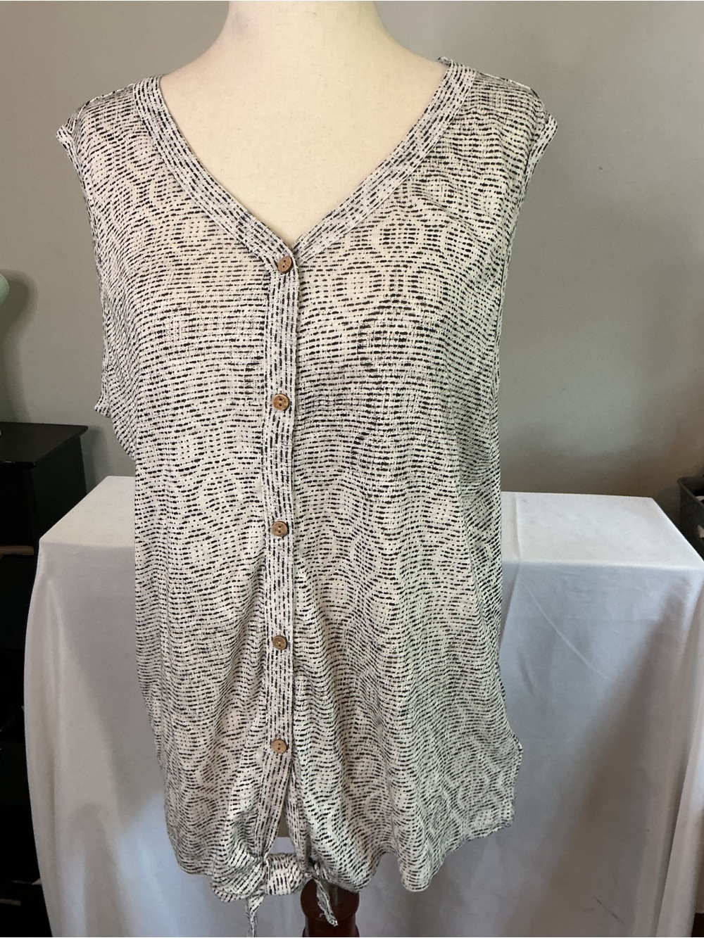 Artisan Ny Black & White Button-Front V-Neck Tank with Drawstring Hem